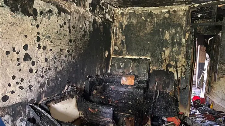 В Красноярске мужчина выпал из окна горящей квартиры и погиб