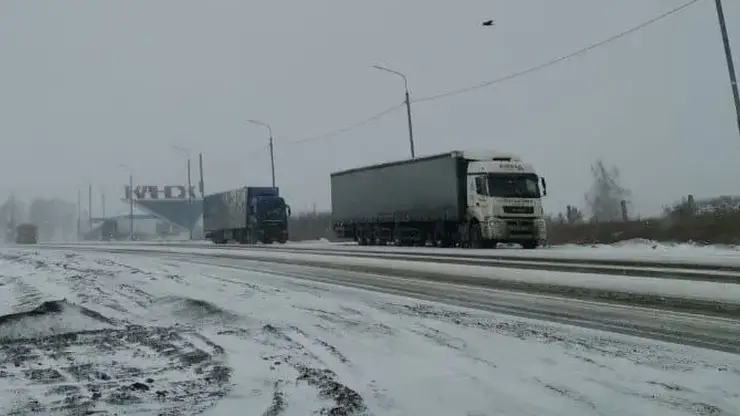 Движение ограничили на федеральной трассе в Красноярском крае из-за непогоды