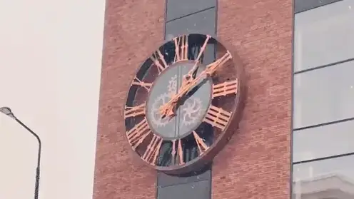 На фасад многоуровневой парковки в Красноярске вернули часы