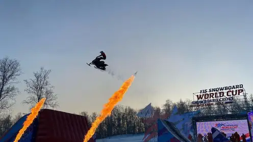 На открытии этапов Кубка мира по сноуборду в Красноярске устроили огненное мотошоу