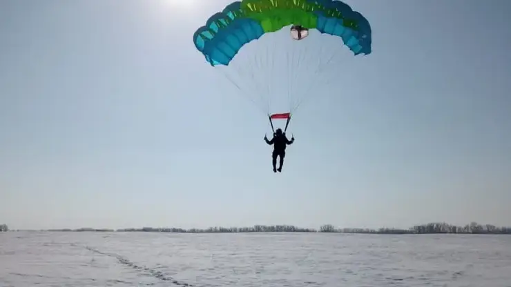 Молодые красноярские парашютисты-пожарные впервые прыгнули с самолета Ан-2