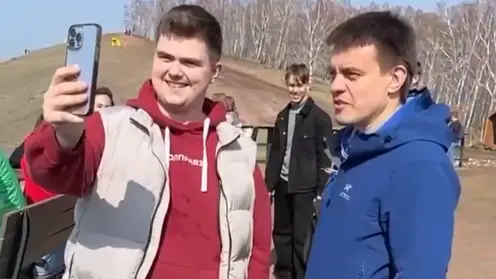 Врио губернатора Красноярского края Михаил Котюков  поднялся на Торгашинский хребет вместе с активистами