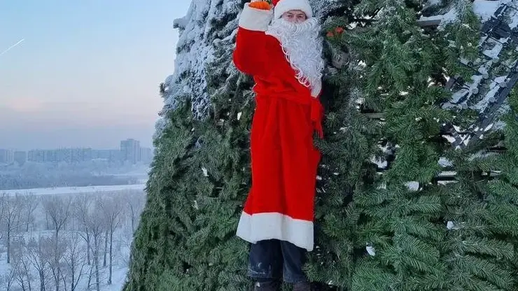 Дед Мороз лично проверил готовность главной красноярской ёлки к Новому году