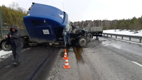В Красноярском крае водитель грузовика перекрыл трассу из-за ДТП