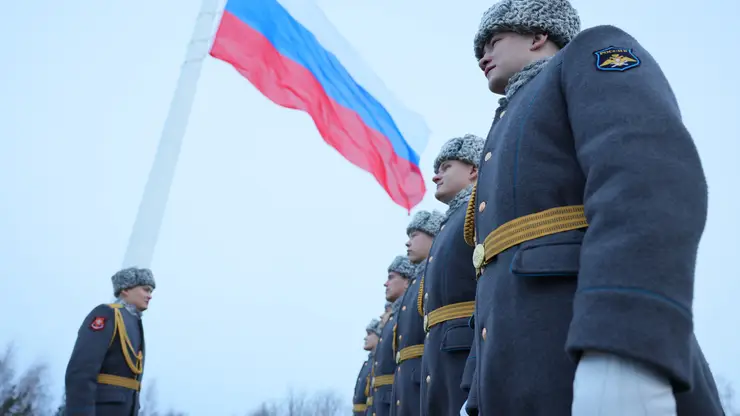 Над Красноярском подняли самый высокий флагшток в России