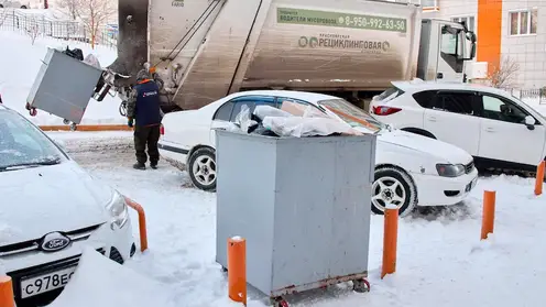 В Красноярске из-за аномальных морозов увеличили количество мусоровозов на линии