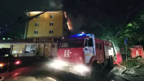В Омске сгорела крыша жилого дома на площади 1 125 кв. метров