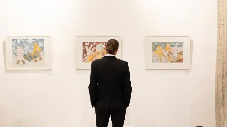 Выставка картин о снеге и межчеловеческих отношениях проходит в Красноярске