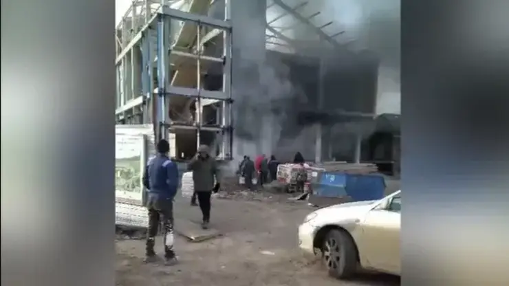 В красноярской деревне Овсянка загорелся строящийся Национальный центр Астафьева