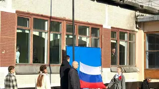 Учебная неделя в школах Кузбасса началась с исполнения гимна и поднятия флага